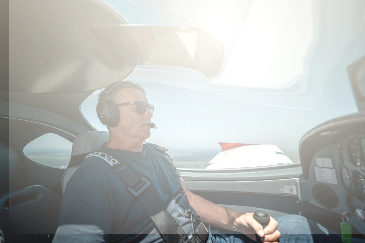 Bristell cockpit washed out by direct sun glare